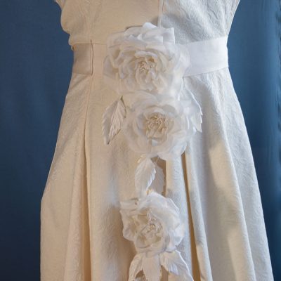 белый пояс для свадебного платья с цветами